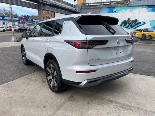 2025 Mitsubishi Outlander SE
