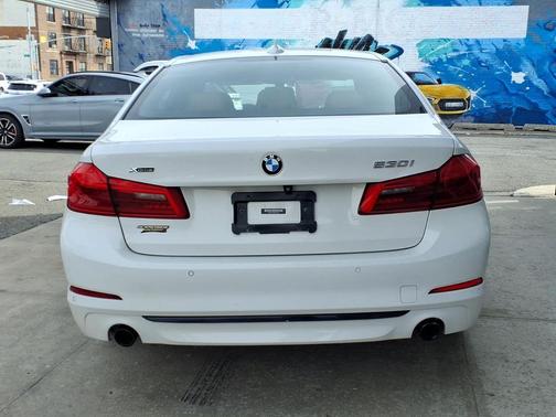 Alpine White 2019 BMW 530 i xDrive