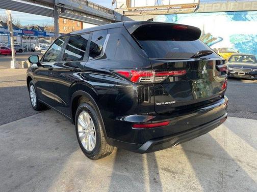 2025 Mitsubishi Outlander ES