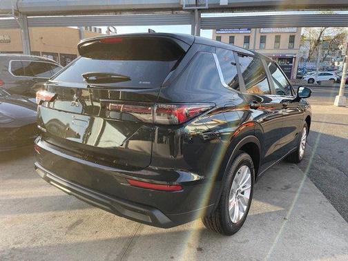 2025 Mitsubishi Outlander ES