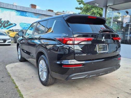 2025 Mitsubishi Outlander ES