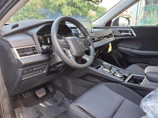 2025 Mitsubishi Outlander ES