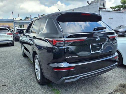 2025 Mitsubishi Outlander ES