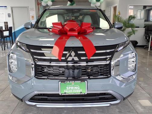 Gray 2026 Mitsubishi Outlander SE