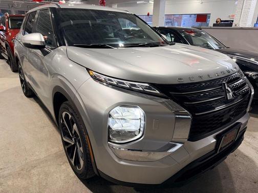 2022 Mitsubishi Outlander ES