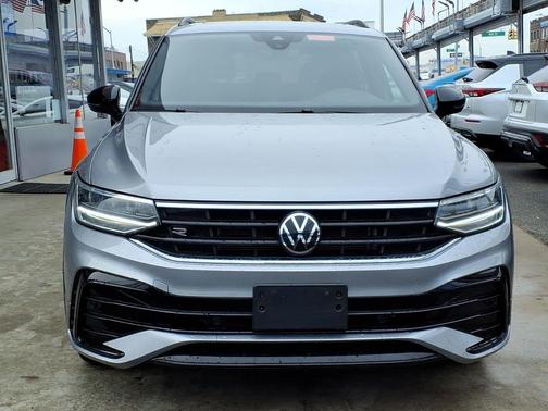 Pyrite Silver Metallic 2023 Volkswagen Tiguan 2.0T SE R-Line Black