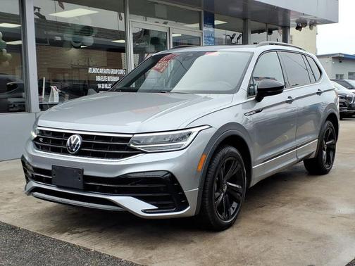 Pyrite Silver Metallic 2023 Volkswagen Tiguan 2.0T SE R-Line Black