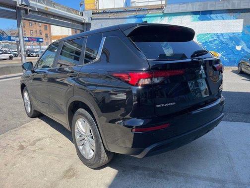 2025 Mitsubishi Outlander ES