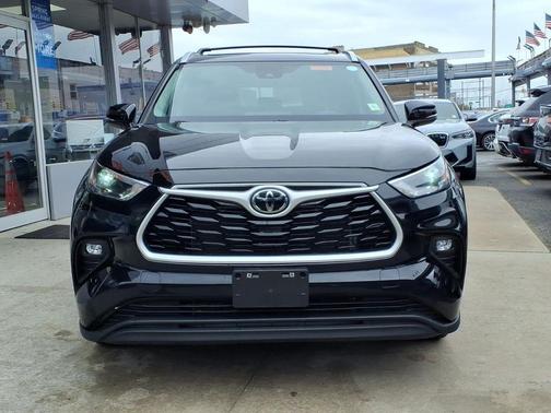 Midnight Black Metallic 2023 Toyota Highlander XLE