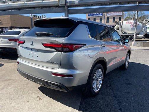 2025 Mitsubishi Outlander ES