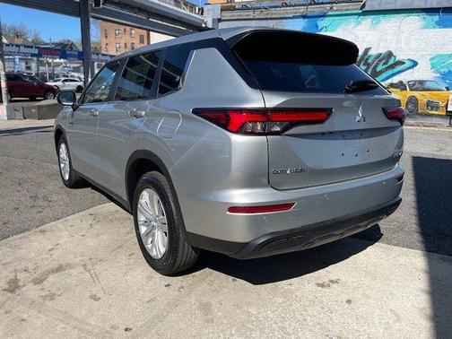 2025 Mitsubishi Outlander ES