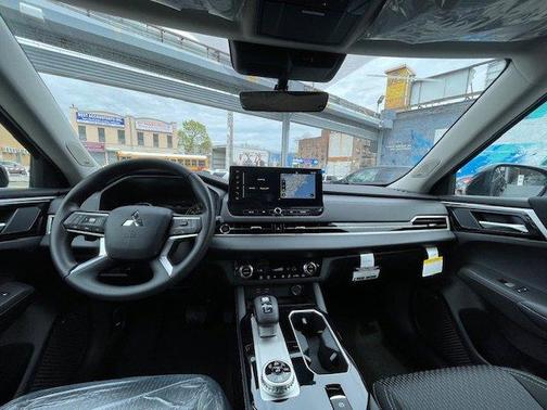 2025 Mitsubishi Outlander ES