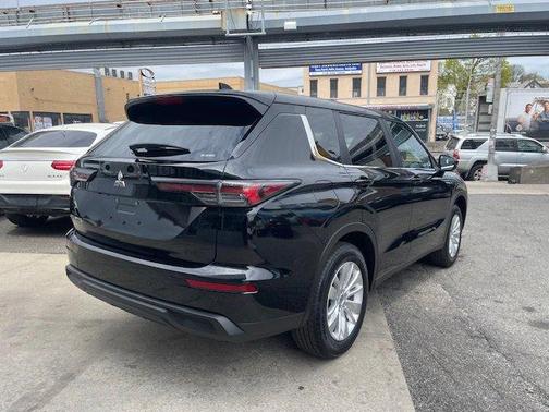 2025 Mitsubishi Outlander ES