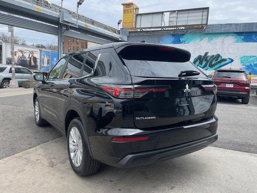 2025 Mitsubishi Outlander ES