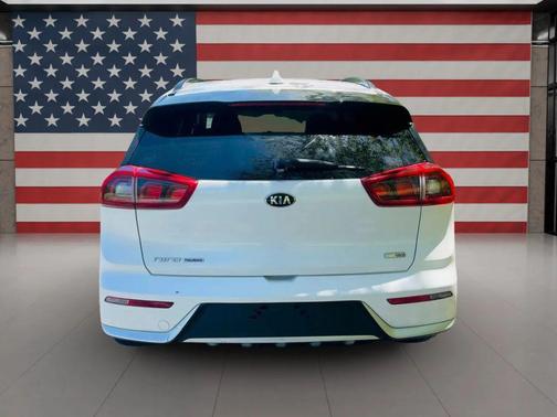 Snow White Pearl 2017 Kia Niro Touring