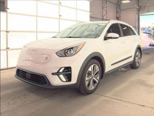 White 2022 Kia Niro EV EX Wagon 4D