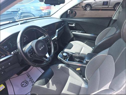 White 2022 Kia Niro EV EX Wagon 4D