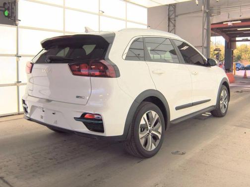 White 2022 Kia Niro EV EX Wagon 4D