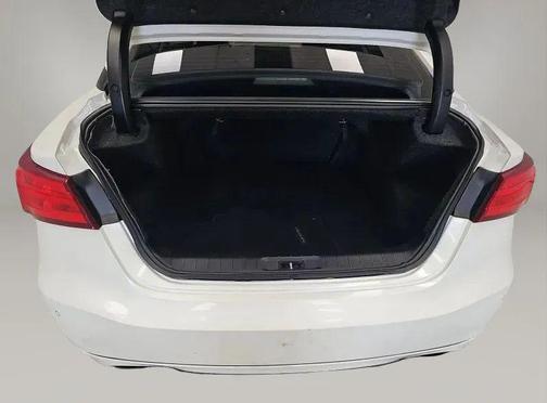 White 2016 Nissan Maxima SV Sedan 4D