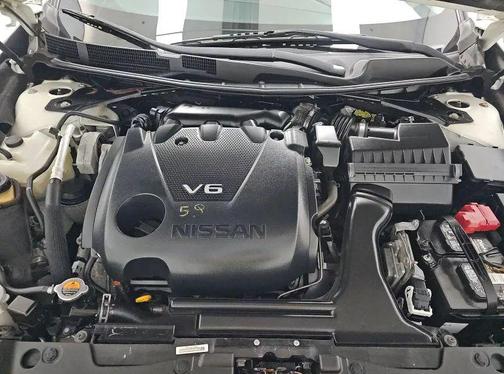 White 2016 Nissan Maxima SV Sedan 4D