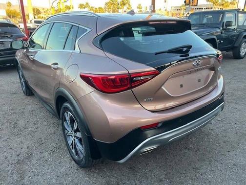 2017 INFINITI QX30 Premium