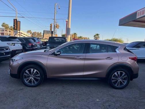 2017 INFINITI QX30 Premium