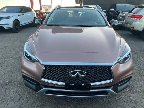 2017 INFINITI QX30 Premium