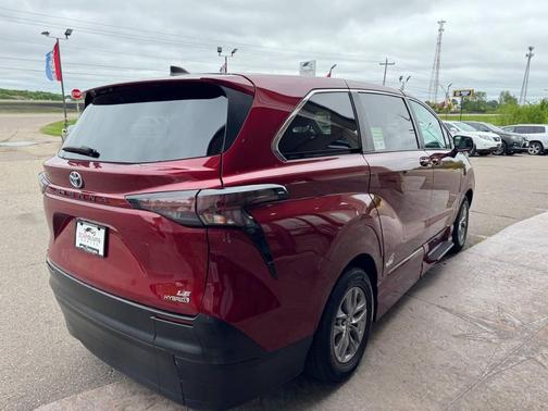 2023 Toyota Sienna LE