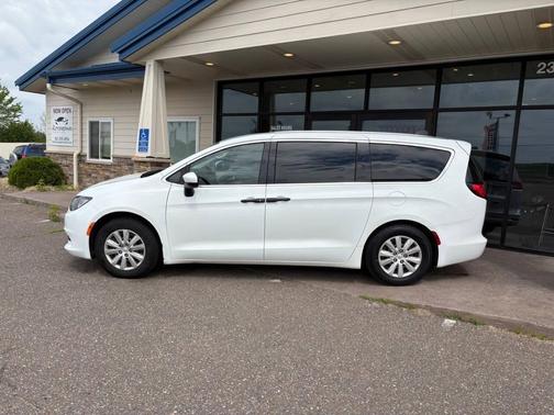 Bright White Clearcoat 2021 Chrysler Voyager L