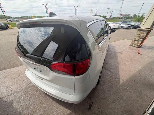 Bright White Clearcoat 2021 Chrysler Voyager L