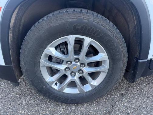 Summit White 2024 Chevrolet Traverse LS