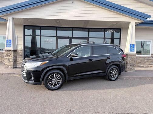 Midnight Black Metallic 2019 Toyota Highlander XLE