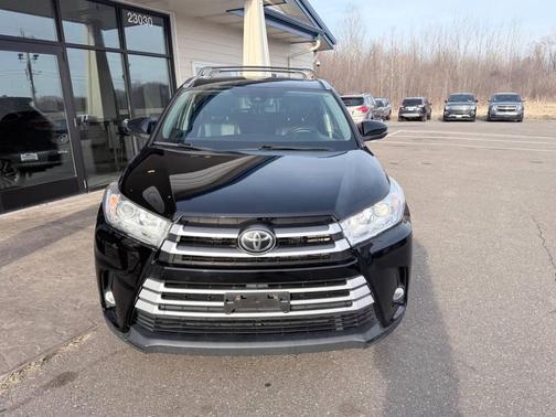 Midnight Black Metallic 2019 Toyota Highlander XLE