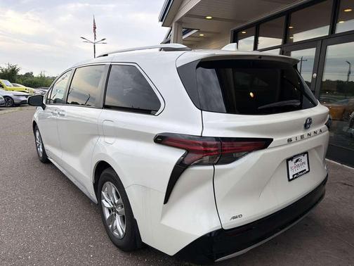 Blizzard Pearl 2021 Toyota Sienna XLE