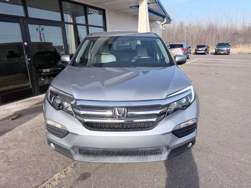 Lunar Silver Metallic 2017 Honda Pilot EX