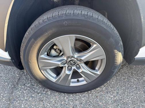 Ice Cap 2024 Toyota RAV4 Hybrid XLE