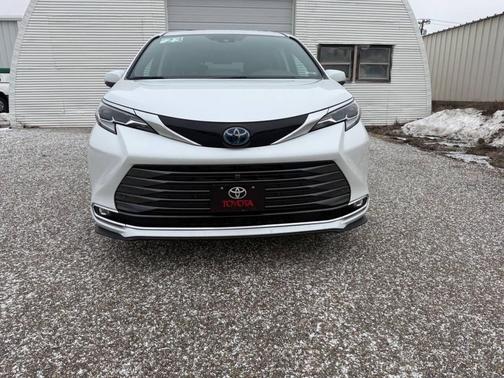 2023 Toyota Sienna Platinum 7 Passenger