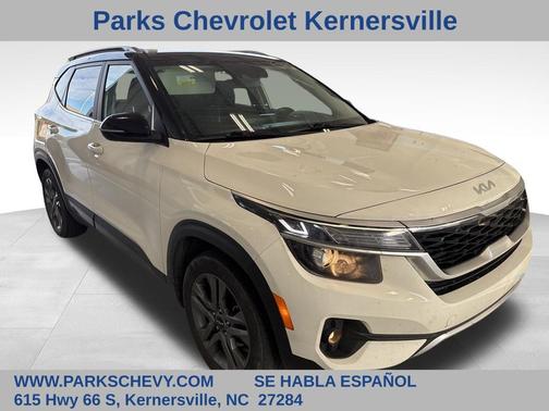 Clear White/Black Roof 2022 Kia Seltos S