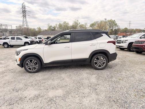 Clear White/Black Roof 2022 Kia Seltos S