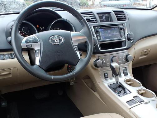 2013 Toyota Highlander SE