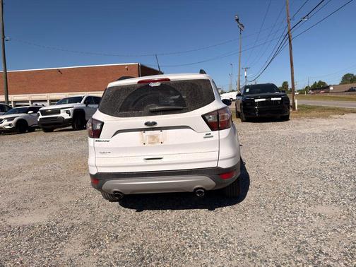OXFORD WHITE 2018 Ford Escape SE