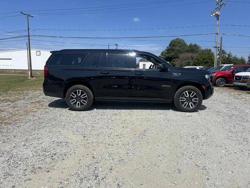 2023 GMC Yukon XL 4WD AT4