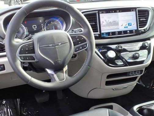 Diamond Black Crystal Pearlcoat 2024 Chrysler Pacifica Touring L