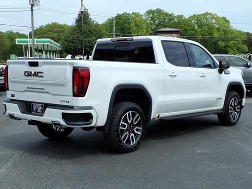 Summit White 2024 GMC Sierra 1500 AT4