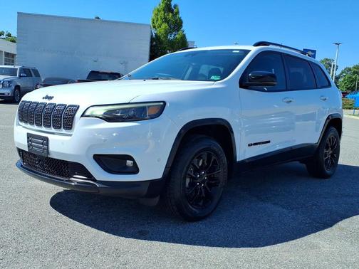 Bright White Clearcoat 2023 Jeep Cherokee Altitude