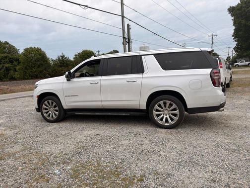 Iridescent Pearl Tricoat 2023 Chevrolet Suburban Premier