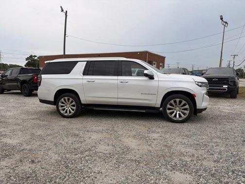 Iridescent Pearl Tricoat 2023 Chevrolet Suburban Premier