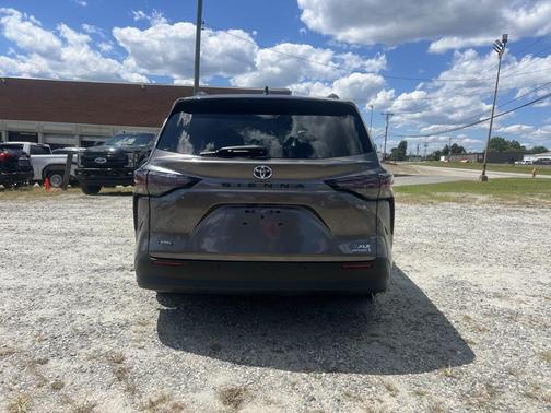 2024 Toyota Sienna XLE 8 Passenger
