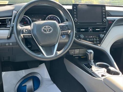 2022 Toyota Camry Hybrid XLE