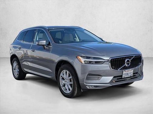Bright Silver Metallic 2021 Volvo XC60 T6 Momentum
